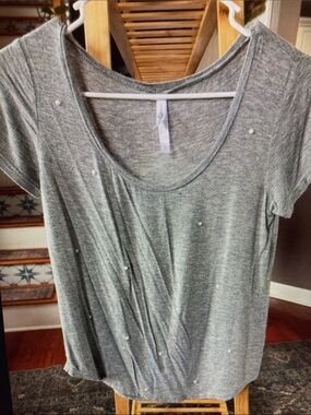 Women's Gray Scoop Neck Short Sleeve Top with Subtle Pearlescent Accents